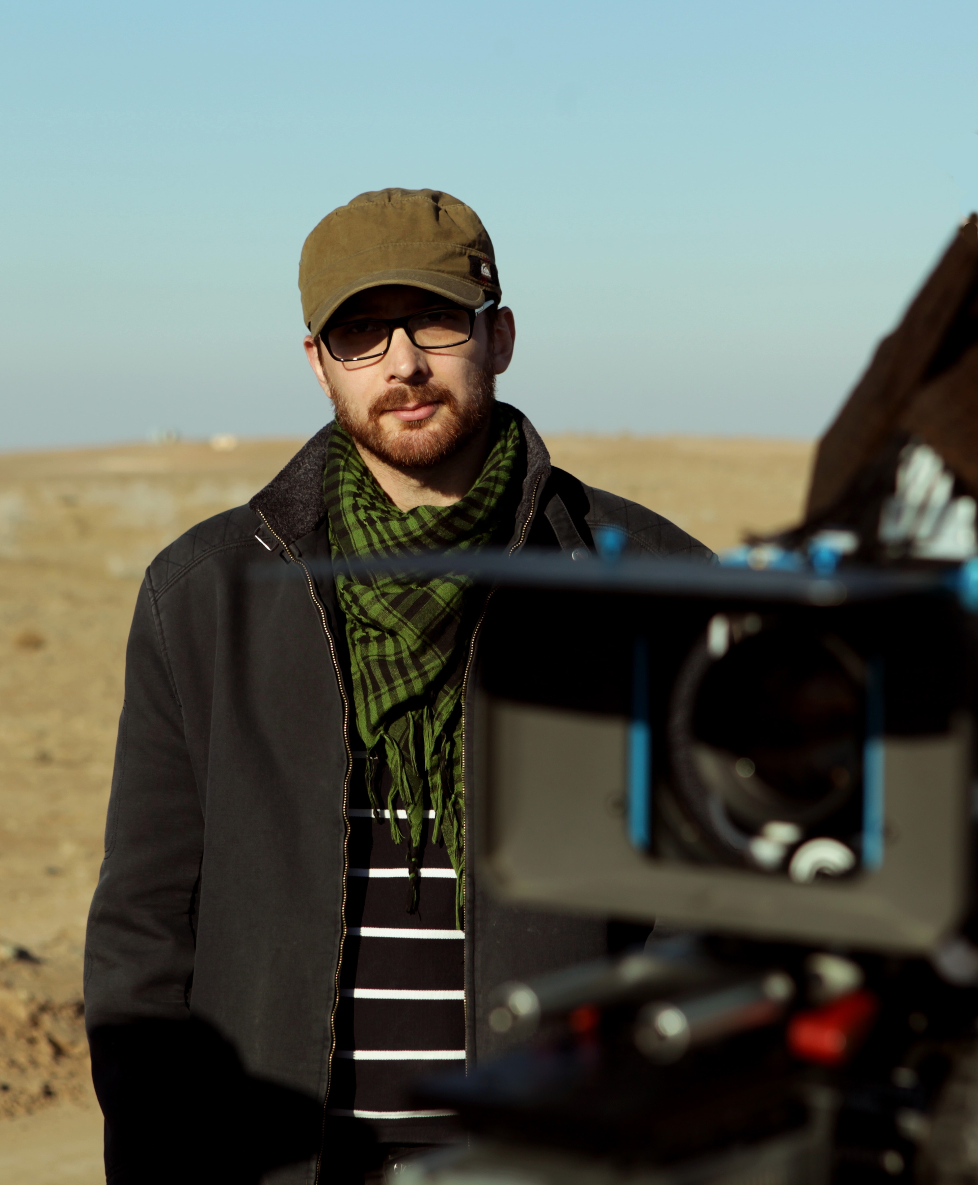 تصویری از مهرداد نقیبی راد، بازیگر سینما و تلویزیون در حال بازیگری سر صحنه یکی از آثارش