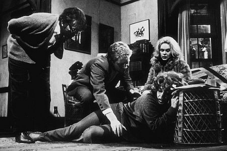 George Segal در صحنه فیلم سینمایی چه کسی از ویرجینیا ولف میترسد؟ به همراه Sandy Dennis، Elizabeth Taylor و Richard Burton