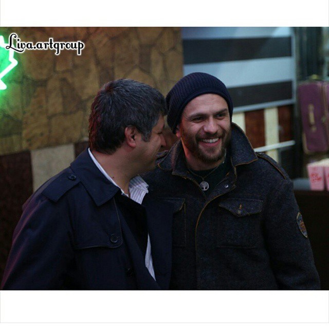 تصویری از بابک حمیدیان، بازیگر و تهیه کننده سینما و تلویزیون در حال بازیگری سر صحنه یکی از آثارش