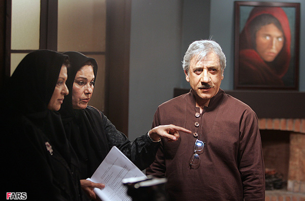 رویا تیموریان در پشت صحنه سریال تلویزیونی شمس‌العماره به همراه مسعود رایگان و مهرانه مهین‌ترابی