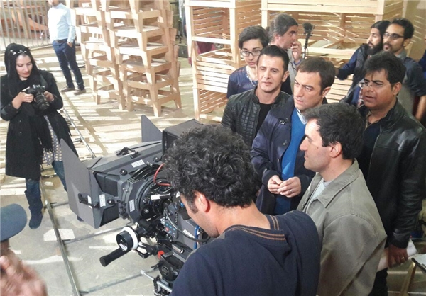 امین حیایی در پشت صحنه فیلم سینمایی ثبت با سند برابر است به همراه مجید صالحی