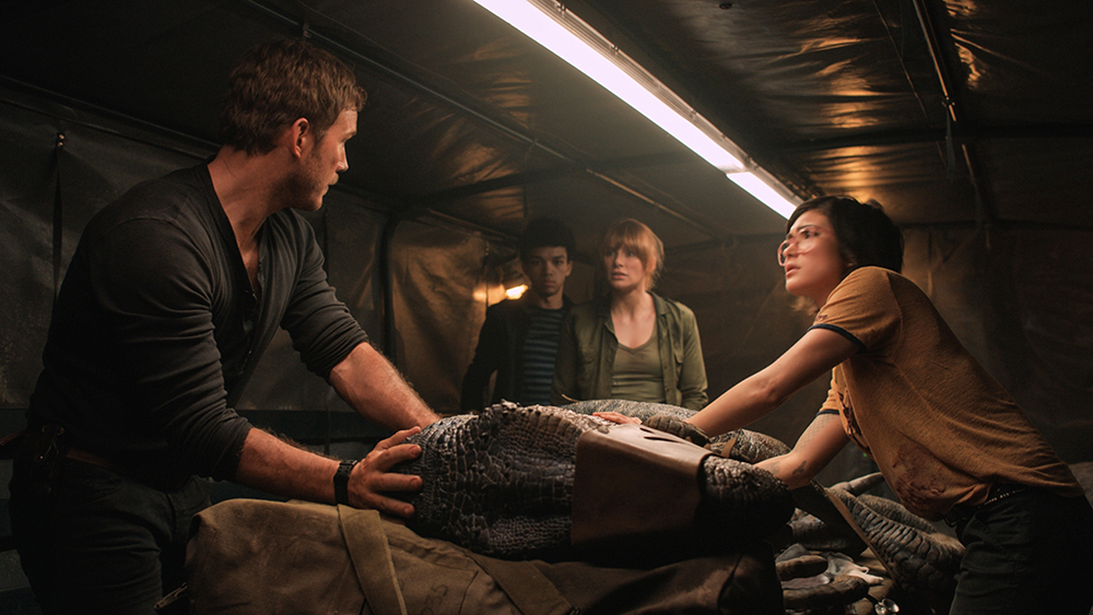 کریس پرت در صحنه فیلم سینمایی Jurassic World: Fallen Kingdom به همراه Justice Smith، Daniella Pineda و برایس دالاس هاوارد