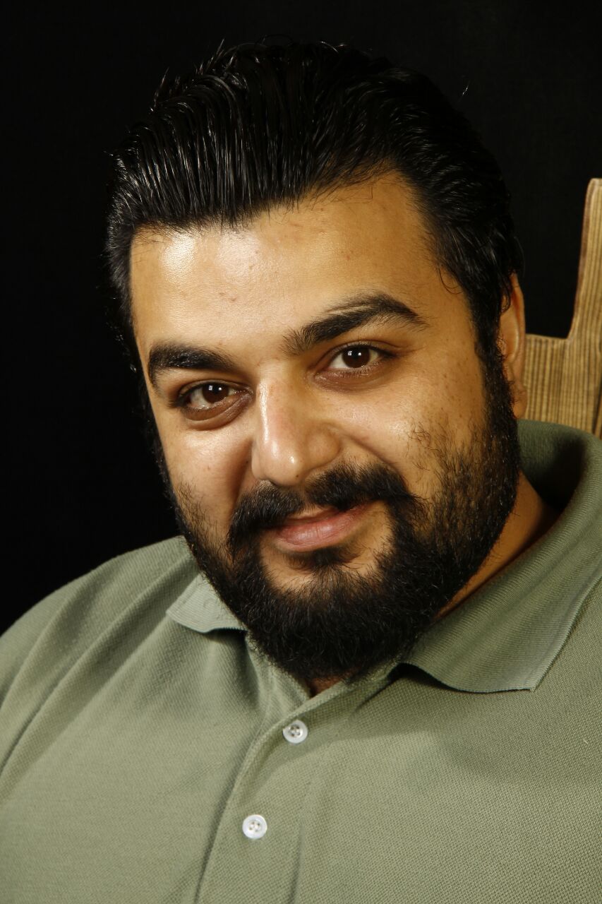 تصویری از شبیر پرستار، بازیگر سینما و تلویزیون در حال بازیگری سر صحنه یکی از آثارش