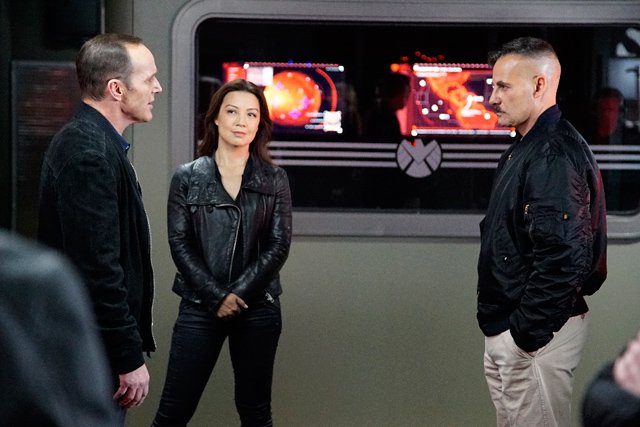 Adrian Pasdar در صحنه سریال تلویزیونی ماموران شیلد به همراه Ming-Na Wen و Clark Gregg