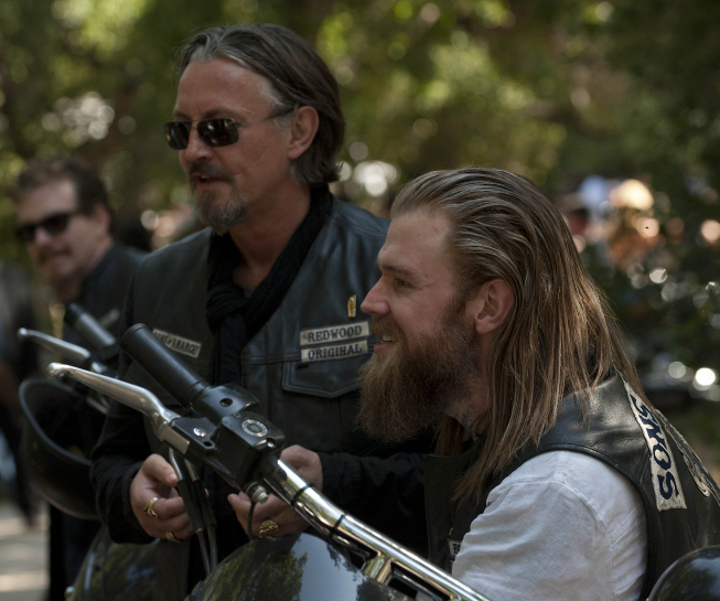 Ryan Hurst در صحنه سریال تلویزیونی فرزندان آشوب به همراه Tommy Flanagan