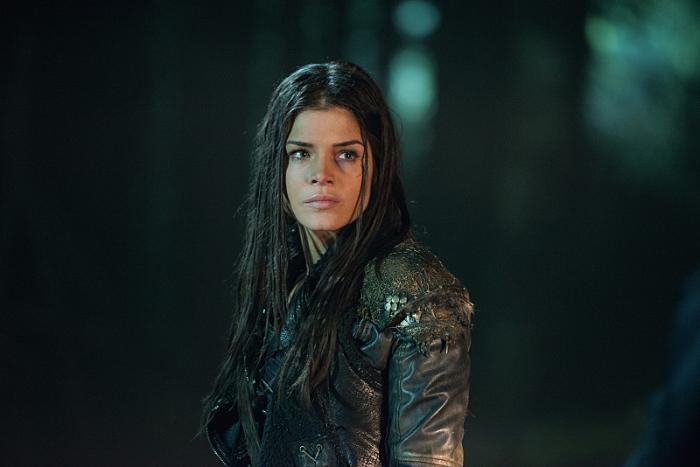 Marie Avgeropoulos در صحنه سریال تلویزیونی 100