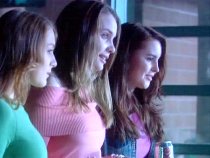 Elizabeth Rice در صحنه فیلم سینمایی Odd Girl Out به همراه Alexa PenaVega و Leah Pipes