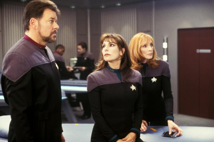 Gates McFadden در صحنه فیلم سینمایی پیشتازان فضا: نمسیس به همراه Marina Sirtis و Jonathan Frakes