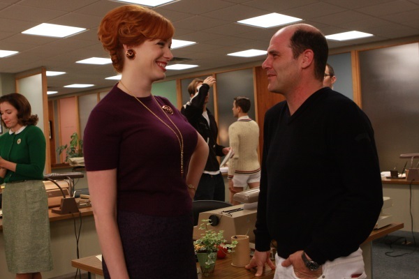 Matthew Weiner در صحنه سریال تلویزیونی مردان مد به همراه کریستینا هندریکس