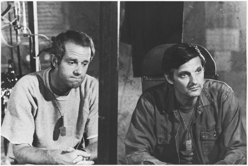 Mike Farrell در صحنه سریال تلویزیونی M*A*S*H به همراه آلن آلدا