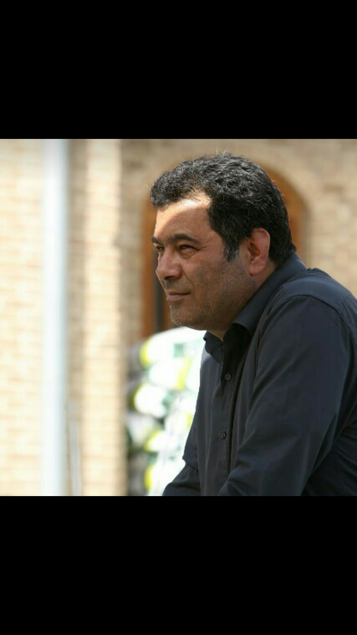 تصویری از ناصر هادیانفر، جانشین تولید و مدیر تولید سینما و تلویزیون در حال بازیگری سر صحنه یکی از آثارش