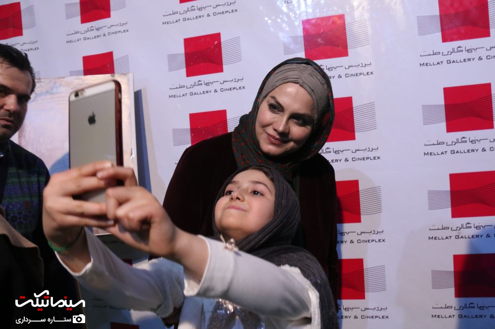 نرگس آبیار در اکران افتتاحیه فیلم سینمایی نفس به همراه ساره نور موسوی