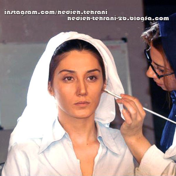 تصویری از هدیه تهرانی، بازیگر و طراح لباس سینما و تلویزیون در حال بازیگری سر صحنه یکی از آثارش