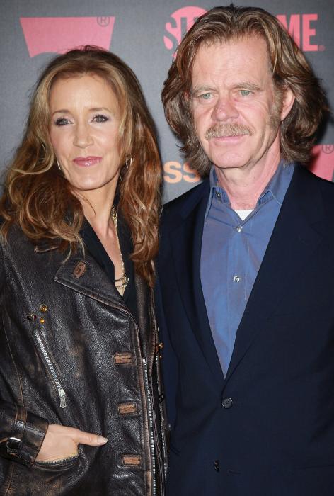 Felicity Huffman در صحنه سریال تلویزیونی بی شرم به همراه ویلیام اچ میسی