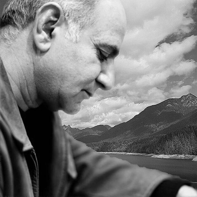 تصویری از پرویز پرستویی، بازیگر و تهیه کننده سینما و تلویزیون در حال بازیگری سر صحنه یکی از آثارش