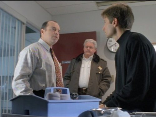 Bill Dow در صحنه سریال تلویزیونی پرونده های ایکس به همراه دیوید دوکاونی