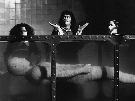Nell Campbell در صحنه فیلم سینمایی نمایش ترسناک راکی به همراه Tim Curry و Patricia Quinn
