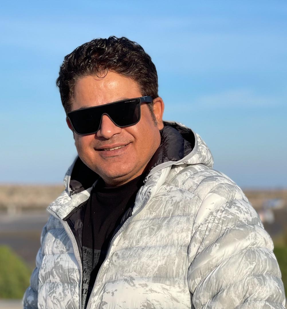 تصویری از رامین الماسی، بازیگر و مدیر تولید سینما و تلویزیون در پشت صحنه یکی از آثارش