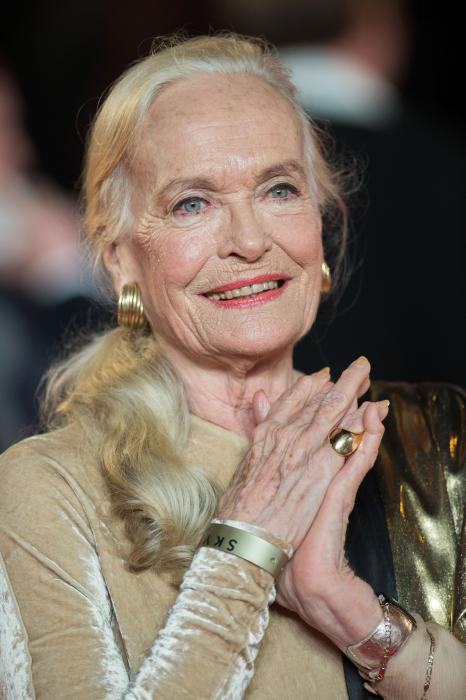 Shirley Eaton در صحنه فیلم سینمایی اسکای فال