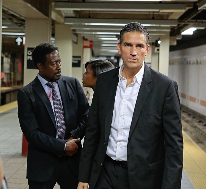 Clarke Peters در صحنه سریال تلویزیونی مظنون به همراه Jim Caviezel