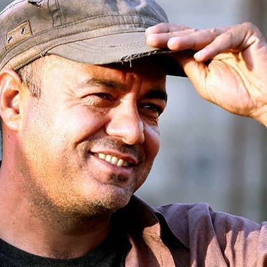 تصویری از سعید آقاخانی، بازیگر و کارگردان سینما و تلویزیون در حال بازیگری سر صحنه یکی از آثارش