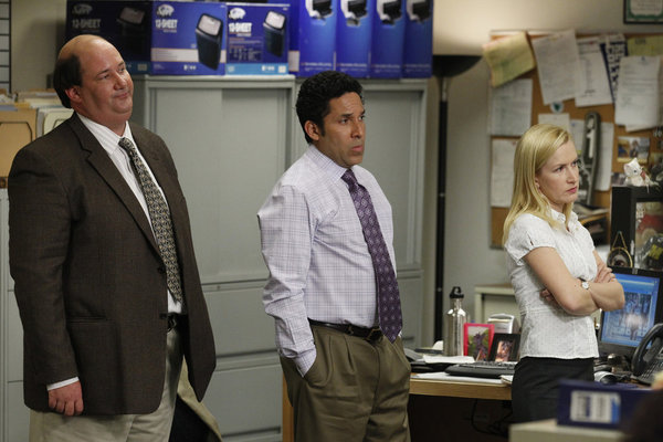 Brian Baumgartner در صحنه سریال تلویزیونی اداره به همراه اسکار نونز و Angela Kinsey