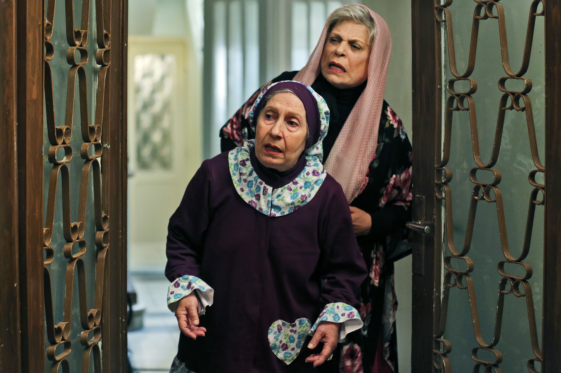 شیرین یزدان‌بخش در صحنه فیلم سینمایی لس آنجلس تهران به همراه گوهر خیراندیش