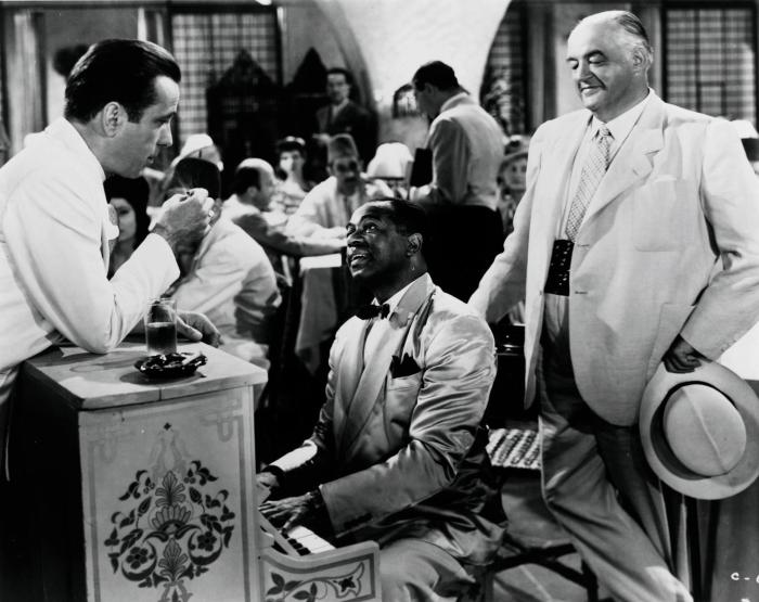 Dooley Wilson در صحنه فیلم سینمایی کازابلانکا به همراه Sydney Greenstreet و هامفری بوگارت