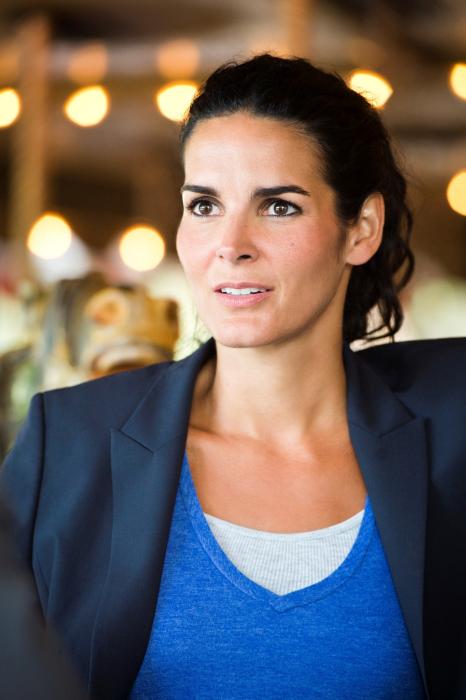 Angie Harmon در صحنه سریال تلویزیونی Rizzoli & Isles