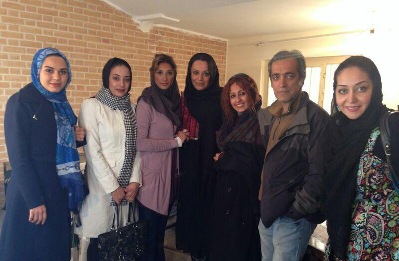 آزاده صمدی در پشت صحنه سریال تلویزیونی آوای باران به همراه آرزو افشار
