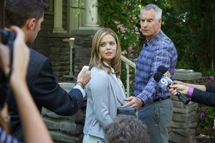 Jim Abele در صحنه سریال تلویزیونی دروغ گوهای کوچک زیبا به همراه Sasha Pieterse