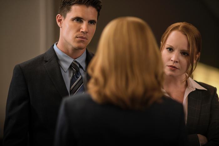 Lauren Ambrose در صحنه سریال تلویزیونی پرونده های ایکس به همراه Robbie Amell