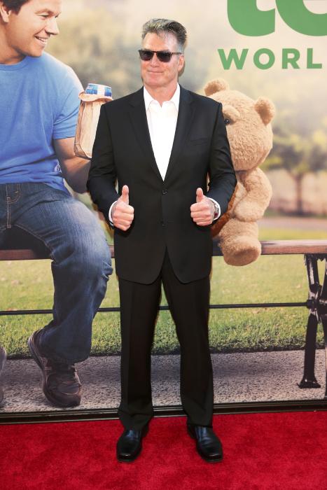 Sam J. Jones در صحنه فیلم سینمایی تد 2