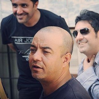 تصویری از سعید آقاخانی، بازیگر و کارگردان سینما و تلویزیون در حال بازیگری سر صحنه یکی از آثارش