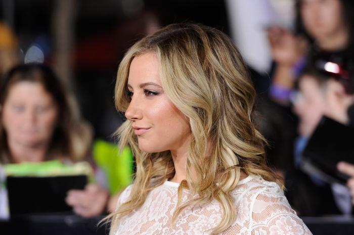 Ashley Tisdale در صحنه فیلم سینمایی گرگ و میش: سپیده دم - قسمت اول