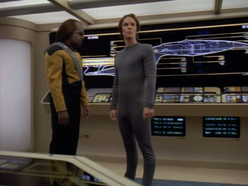 Michael Harris در صحنه سریال تلویزیونی پیشتازان فضا: نسل بعدی به همراه Michael Dorn