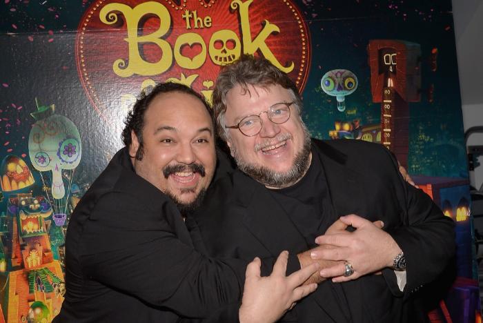 Jorge R. Gutiérrez در صحنه فیلم سینمایی کتاب زندگی به همراه گیلرمو دل تورو