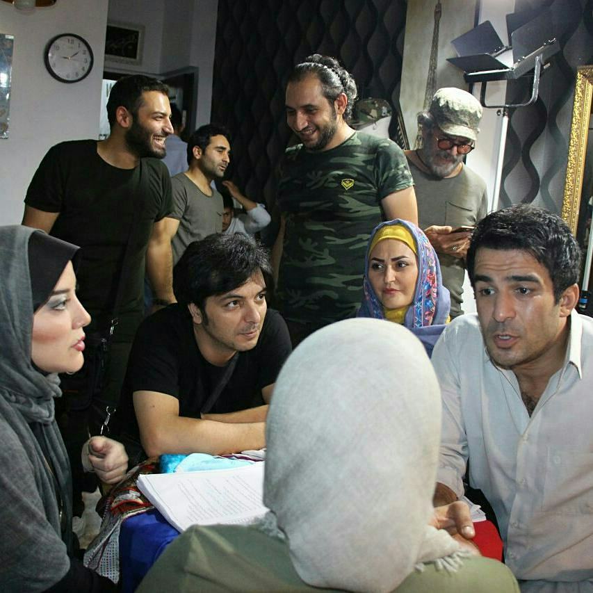 تصویری از محمد حسن‌زاده، مدیر صحنه سینما و تلویزیون در حال بازیگری سر صحنه یکی از آثارش