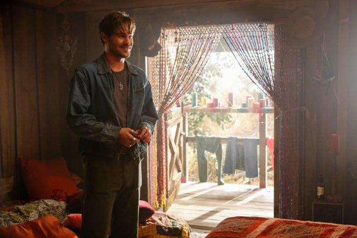 Grey Damon در صحنه سریال تلویزیونی آکواریس
