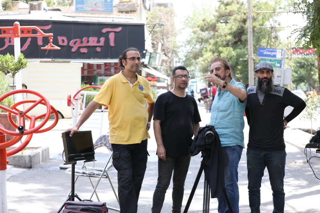 تصویری از امیر کرم یزدی، کارگردان و نویسنده سینما و تلویزیون در پشت صحنه یکی از آثارش