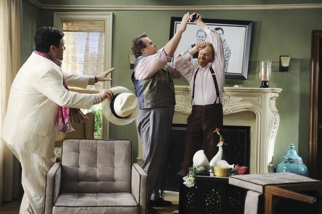 اریک استون استریت در صحنه سریال تلویزیونی خانواده امروزی به همراه Nathan Lane و جس تایلر فرگوسن