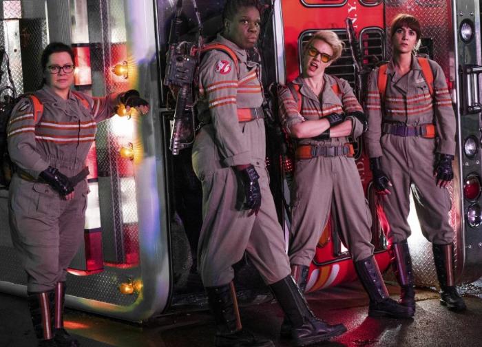 Leslie Jones در صحنه فیلم سینمایی شکارچیان ارواح به همراه کیت مک کینون، کریستین ویگ و ملیسا مک کارتی