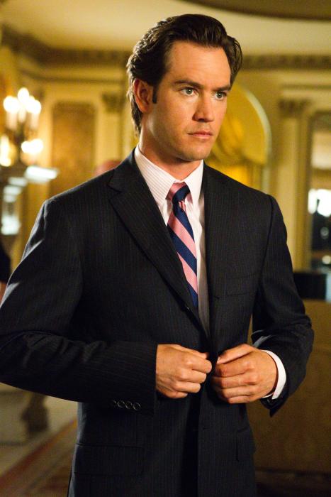 Mark-Paul Gosselaar در صحنه سریال تلویزیونی Rizzoli & Isles