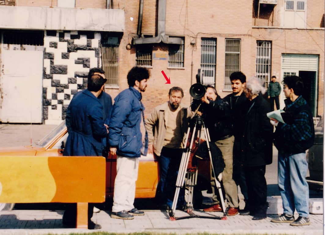 تصویری از رضا غمخوار (غفار رضایی)، مدیر تولید و بازیگر سینما و تلویزیون در پشت صحنه یکی از آثارش