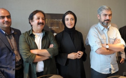 تصویری از مینا ساداتی، بازیگر سینما و تلویزیون در پشت صحنه یکی از آثارش