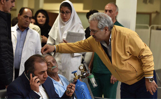 مهران مدیری در پشت صحنه فیلم سینمایی ساعت 5 عصر به همراه سیامک انصاری
