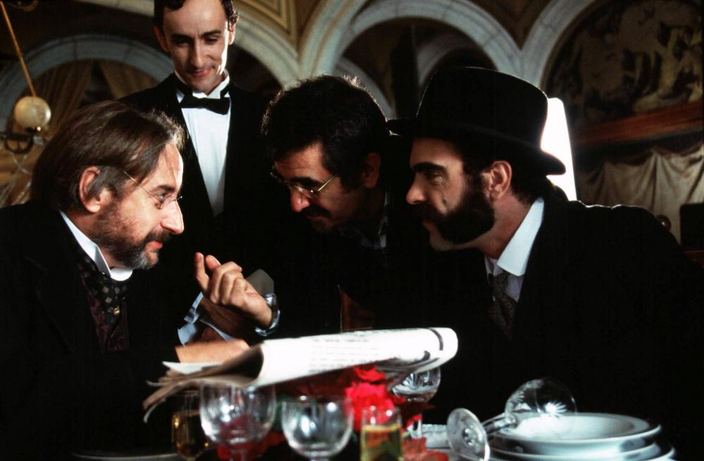 Luis Tosar در صحنه فیلم سینمایی Unconscious به همراه Joaquín Oristrell، David Fernández و Juanjo Puigcorbé