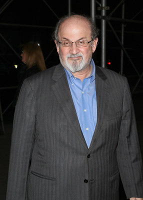 Salman Rushdie در صحنه فیلم سینمایی غریبه ای بلند قد و سیاه را ملاقات خواهی کرد