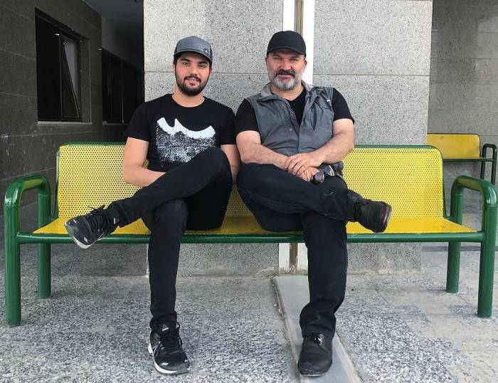 مهدی سلطانی در صحنه سریال شبکه نمایش خانگی آقازاده به همراه سینا مهراد