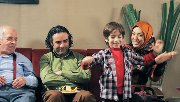 عرفان برزین در صحنه سریال تلویزیونی شمعدونی به همراه حسن معجونی، محسن قاضی‌مرادی و نگار عابدی